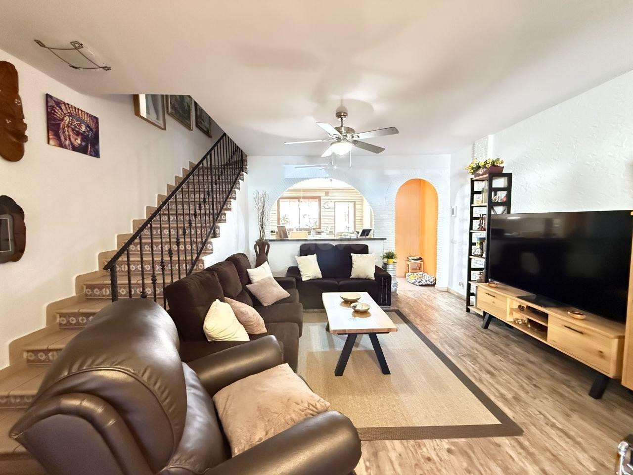 Casa adosada en Los Balcones con amplia cocina y patios | To - foto 4