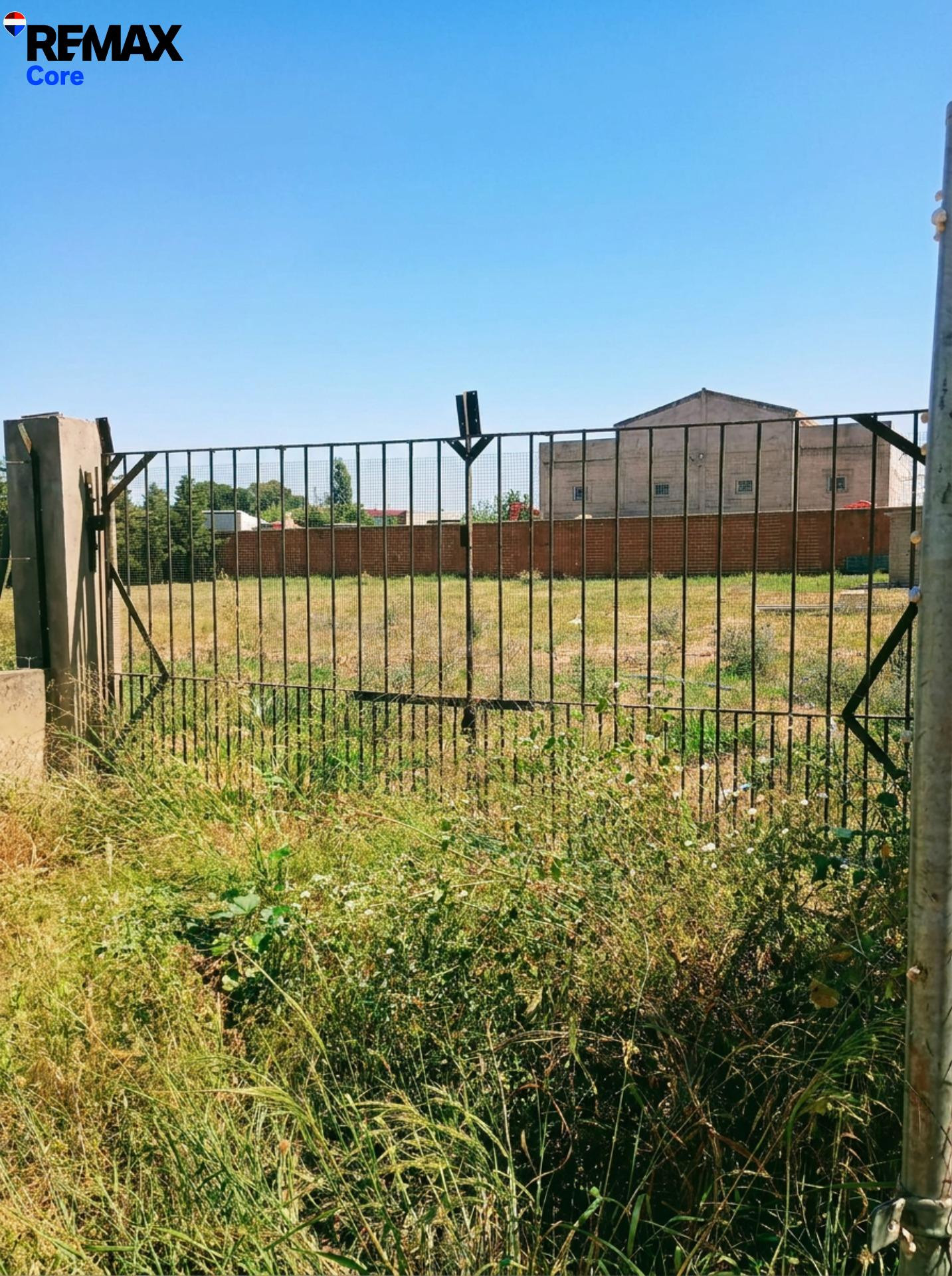 Parcela rústica de 2.000 m2 vallada y a pie de carretera – C - foto 2