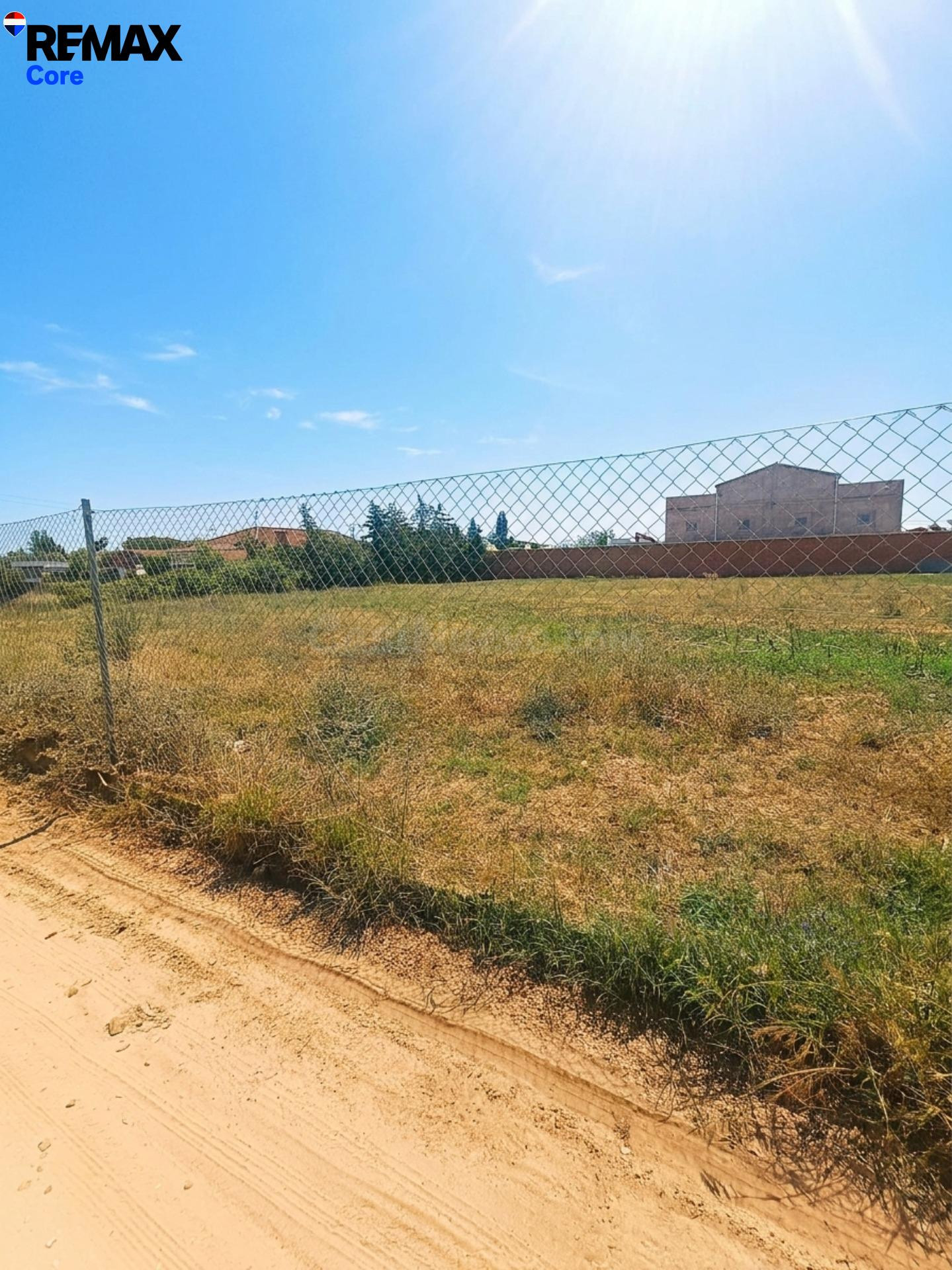 Parcela rústica de 2.000 m2 vallada y a pie de carretera – C - foto 3
