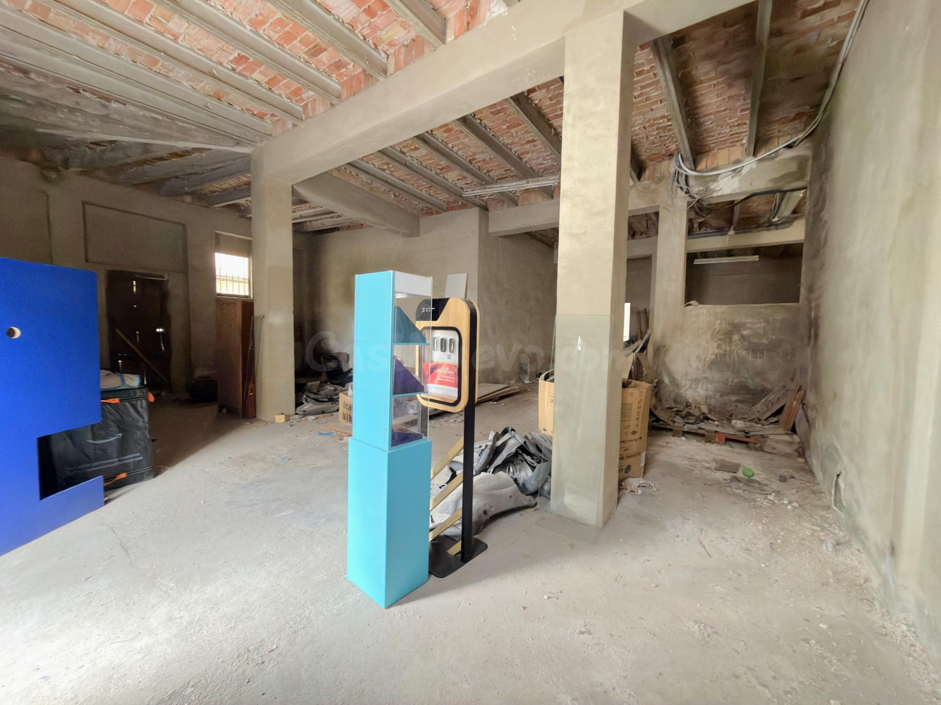 Local esquinero en venta en Gandía con gran potencial para v - foto 3