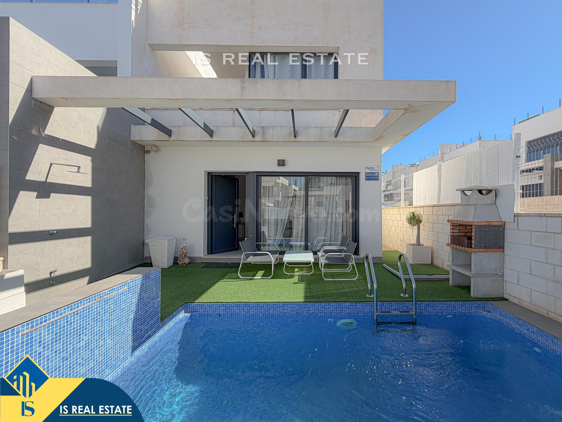 Super Precio! Exclusiva Villa (2018) Diseñada con excelentes calidades + Piscina privada y Solarium privado