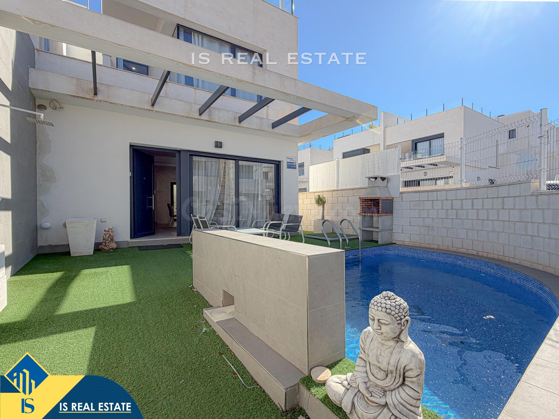 Super Precio! Exclusiva Villa (2018) Diseñada con excelentes - foto 4