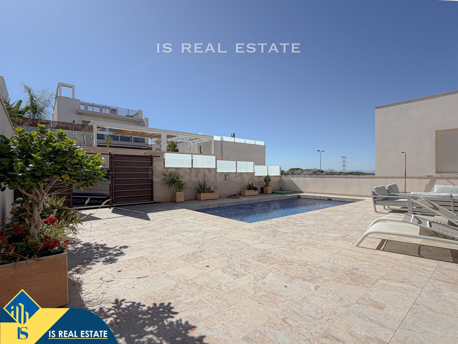 Exclusiva Villa con gigantesca parcela y piscina privada + G - foto 2