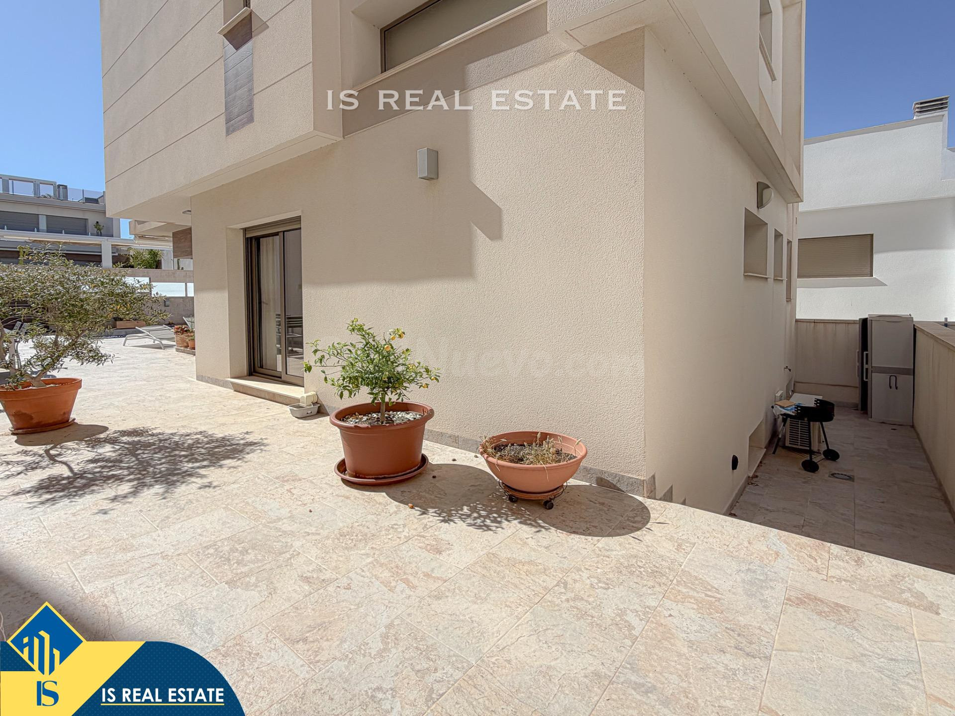 Exclusiva Villa con gigantesca parcela y piscina privada + G - foto 5
