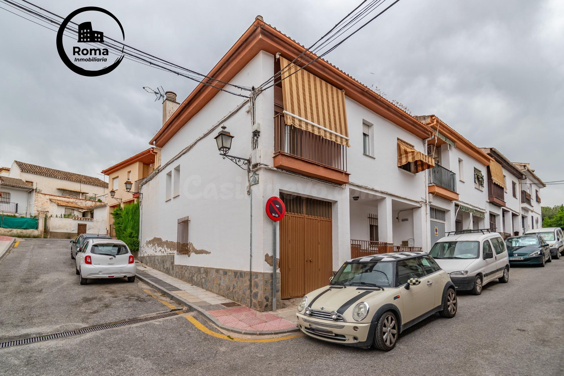 Casa en La Zubia con amplio patio y tres dormitorios.