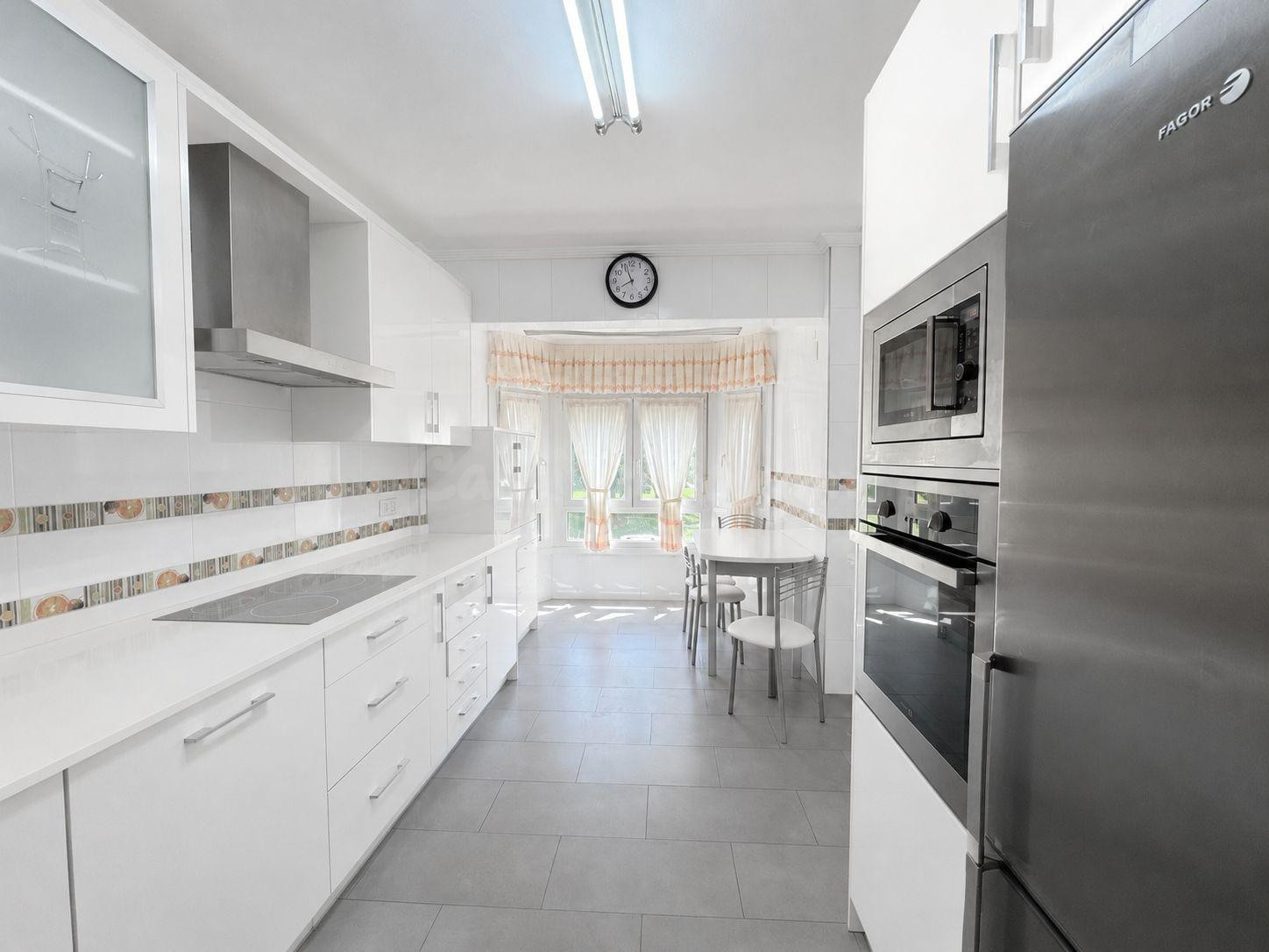 Amplio y Luminoso Piso en Getxo - Polígono Rojo-Aldapa por €480,000