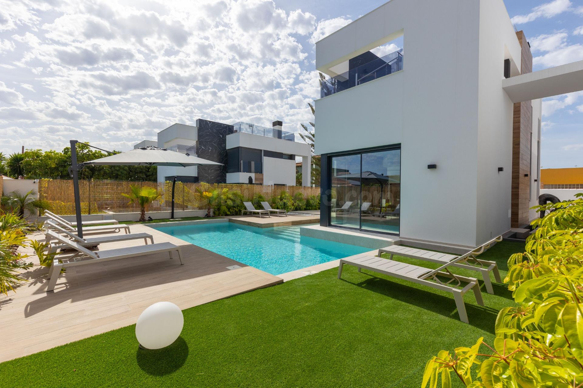 VILLA DE 3 DORMITORIOS Y 3 BAÑOS EN TORREVIEJA (ZONA TORRETA - foto 3