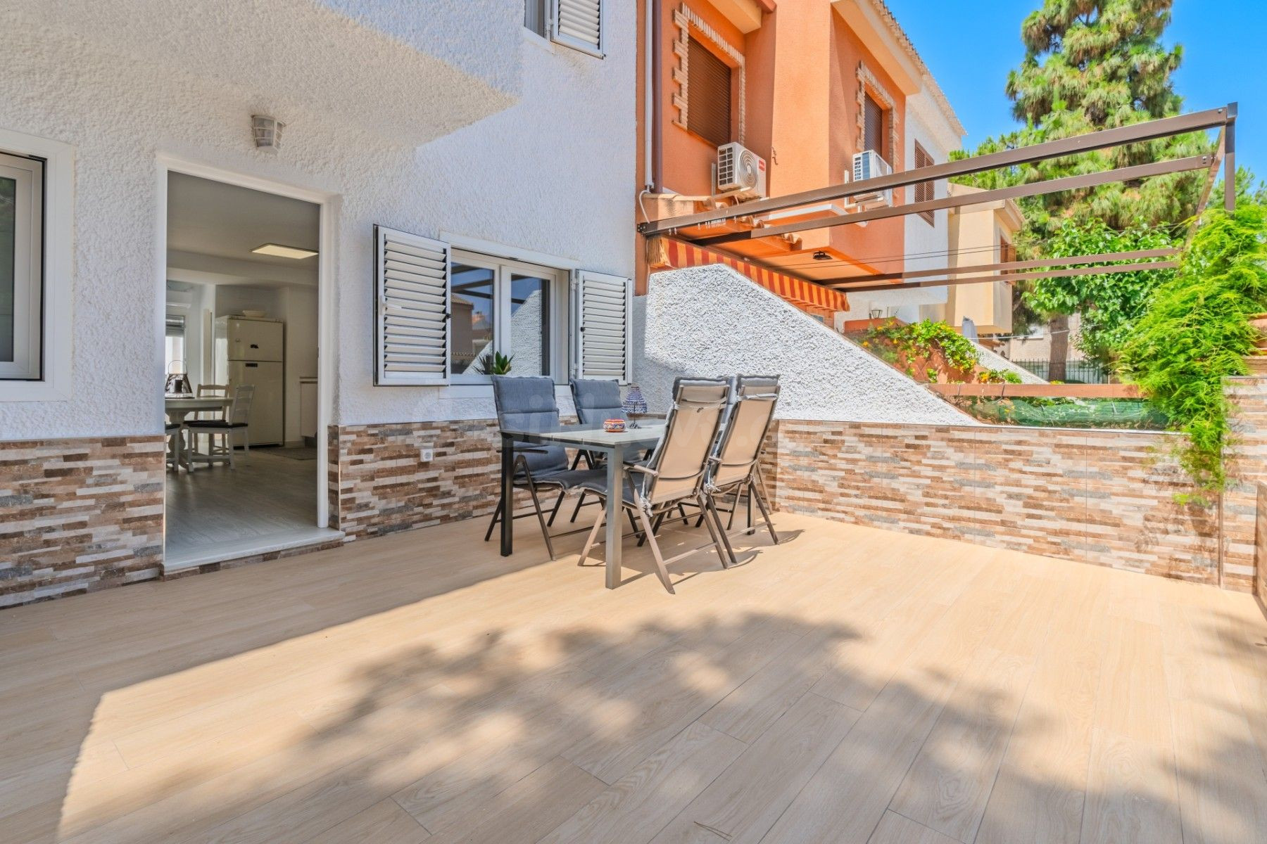 Casa adosada renovada (aprox. 100 m2) con gran terraza en frente, parking, cerca de colegios y supermercados, !y a tan solo 250 m de la playa!