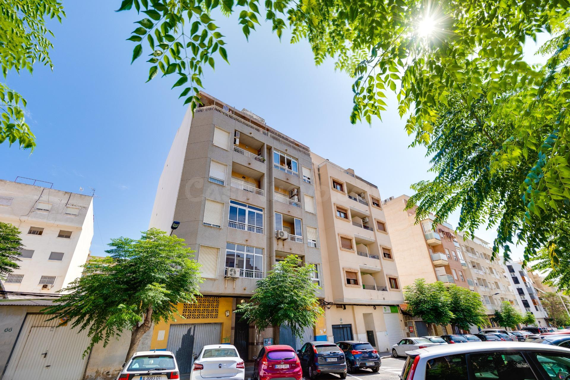 AMPLIO APARTAMENTO DE 3 DORMITORIOS CON TERRAZA Y TRASTERO EN TORREVIEJA
