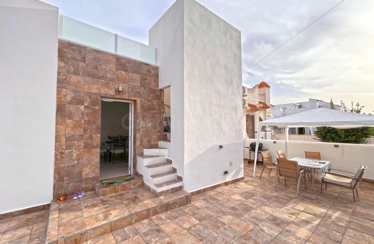 TOTALMENTE REFORMADO! CHALET SEMI-INDEPENDIENTE EN ORIHUELA COSTA