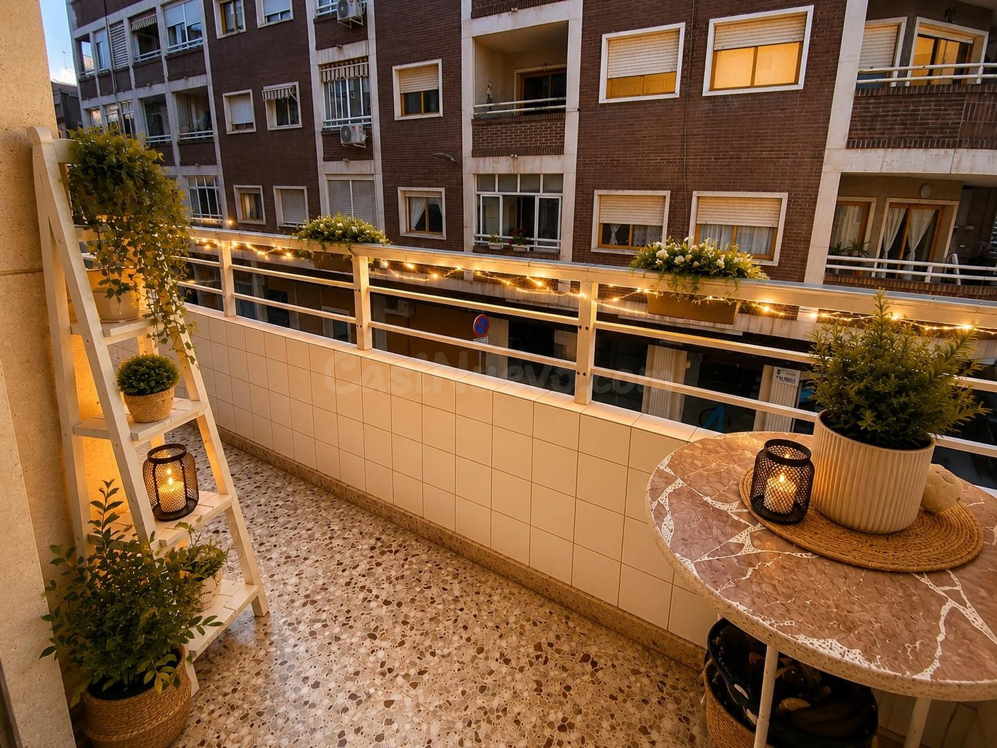 Amplia vivienda en esquina con garaje en ubicación céntrica - foto 3