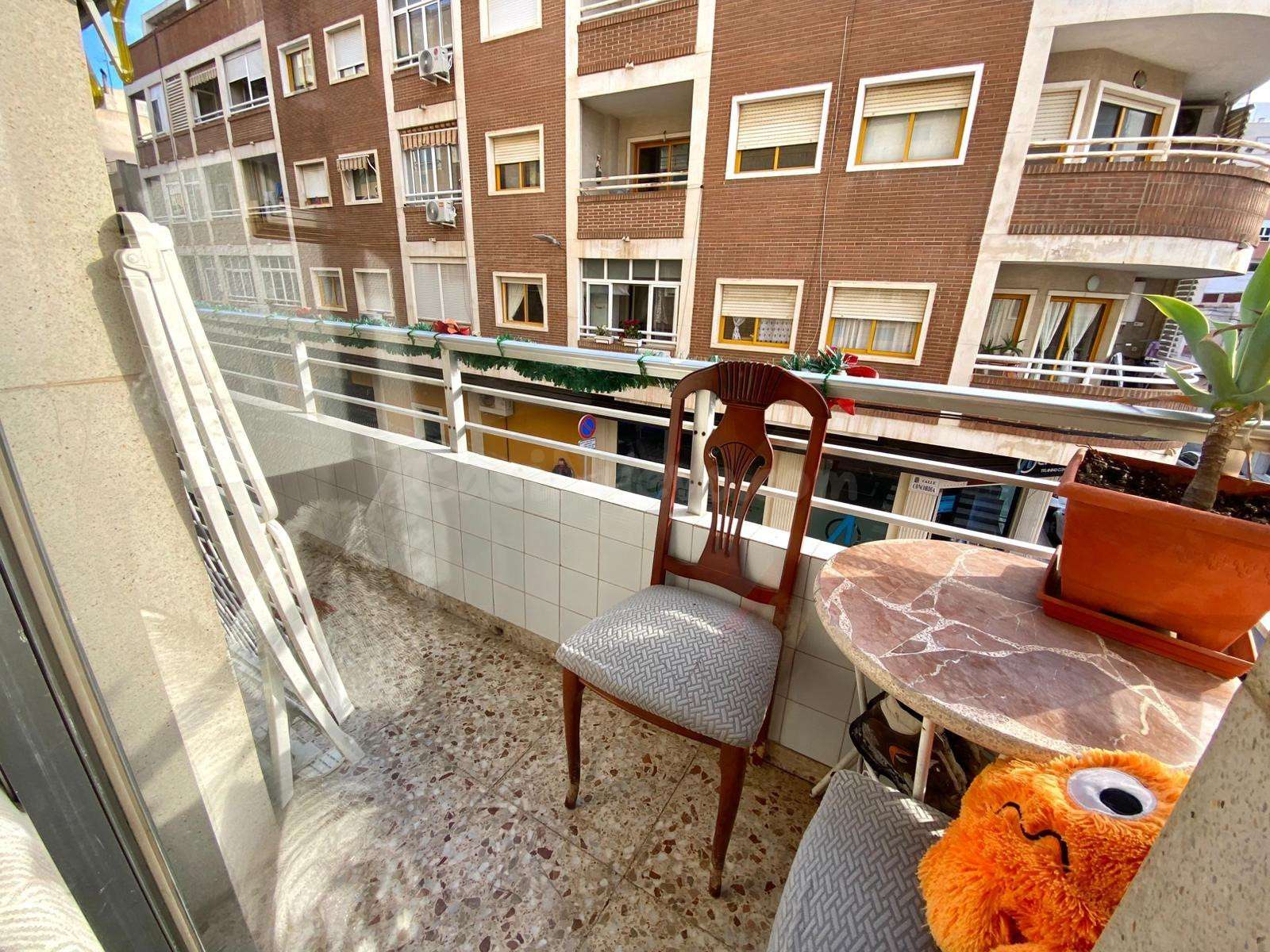 Amplia vivienda en esquina con garaje en ubicación céntrica - foto 4