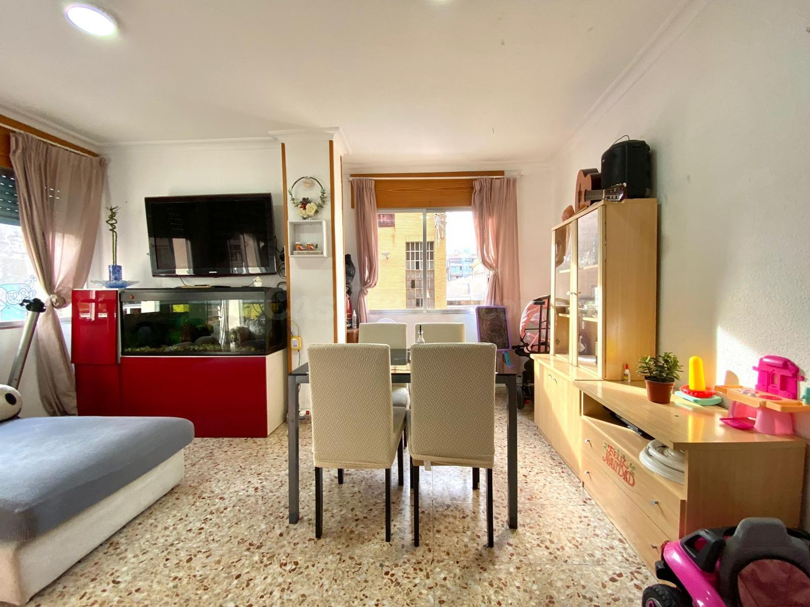Amplia vivienda en esquina con garaje en ubicación céntrica - foto 5