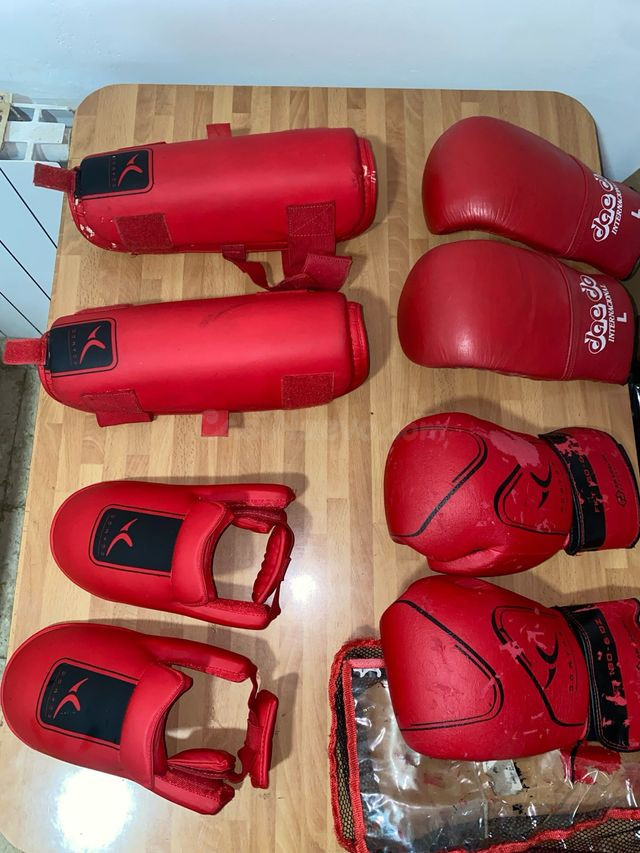Protecciones para deportes de contacto – Espinilleras y guantes en Malgrat de Mar