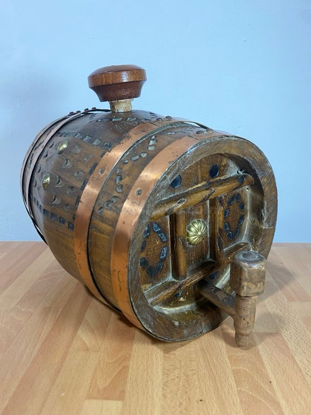 Barril artesanal de roble con detalle de cobre – Malgrat de Mar