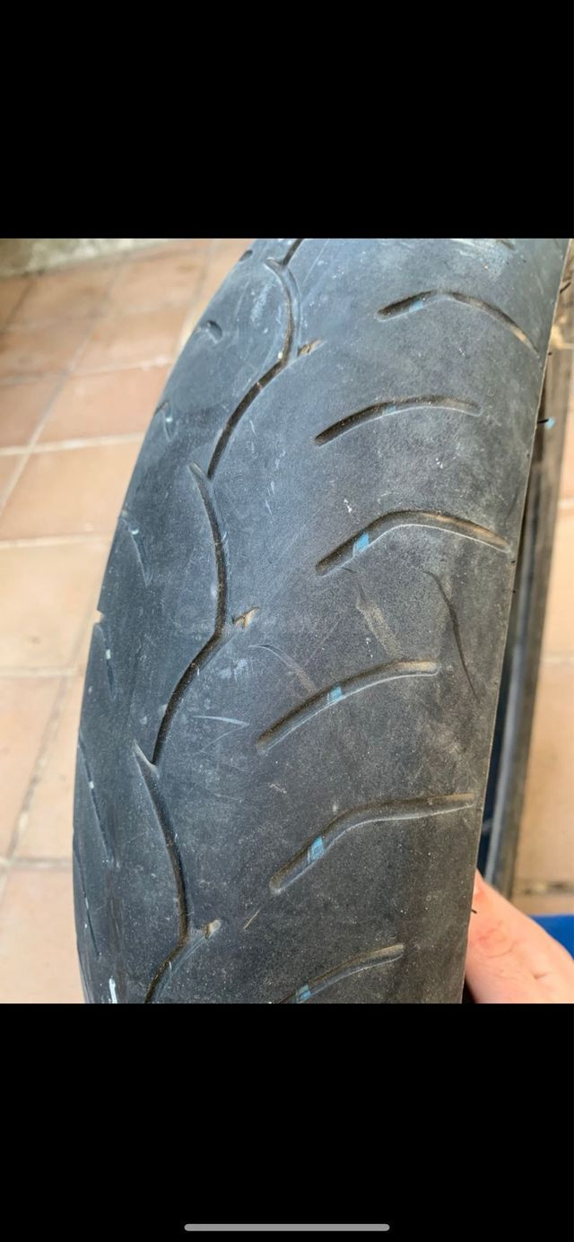 Neumático Dunlop 120/70 R17 en perfecto estado – Malgrat de Mar