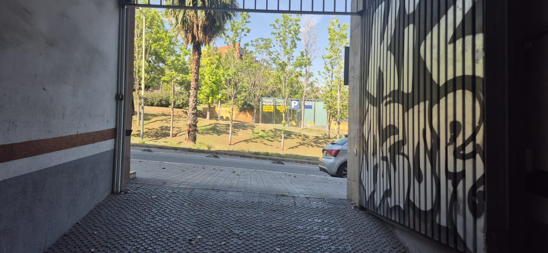 AMPLIA PLAZA DE PARKING PARA COCHE GRANDE EN VALLCARCA – PEN - foto 2