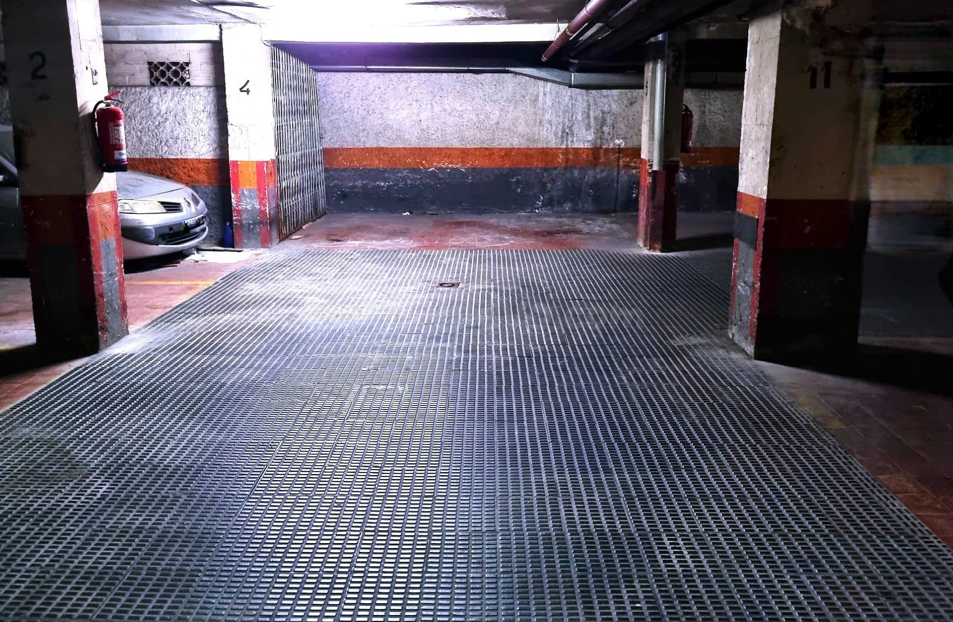 Plaza para coches medianos muy cercana a Gran Vía - foto 4
