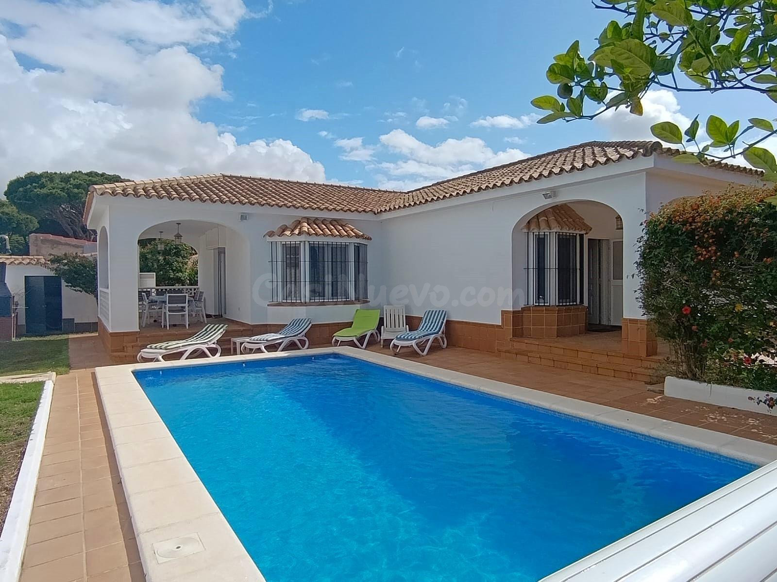 CHALET INDEPENDIENTE REFORMADO CON PISCINA EN LA BARROSA - foto 2