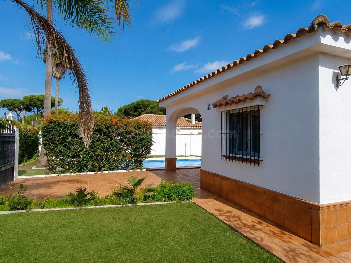 CHALET INDEPENDIENTE REFORMADO CON PISCINA EN LA BARROSA - foto 3