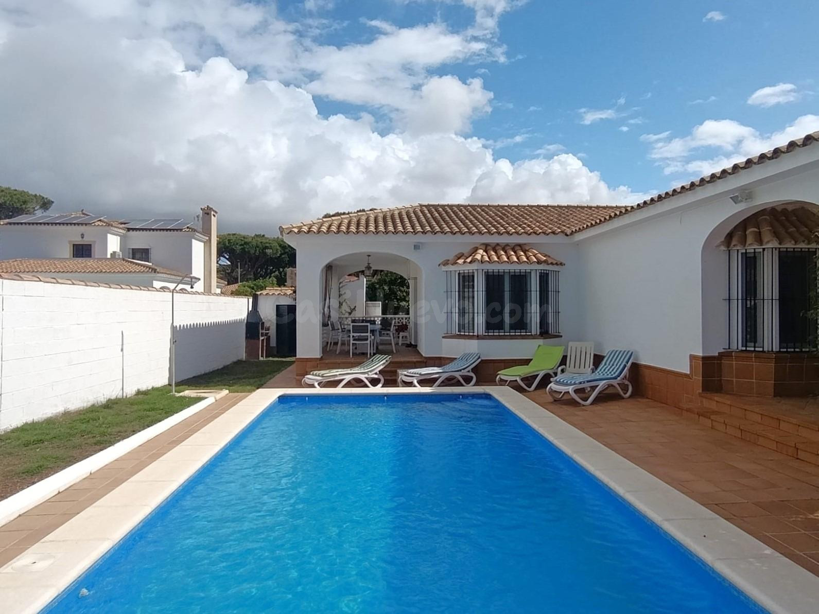 CHALET INDEPENDIENTE REFORMADO CON PISCINA EN LA BARROSA - foto 4