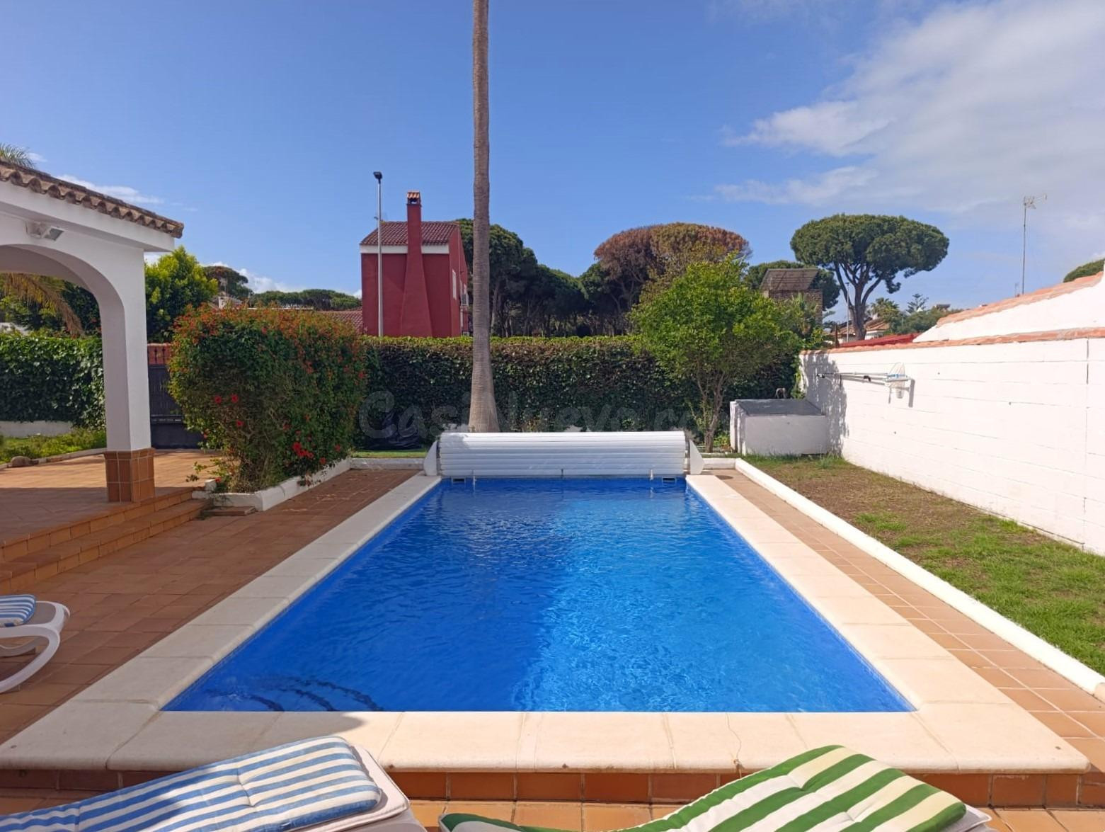 CHALET INDEPENDIENTE REFORMADO CON PISCINA EN LA BARROSA - foto 5