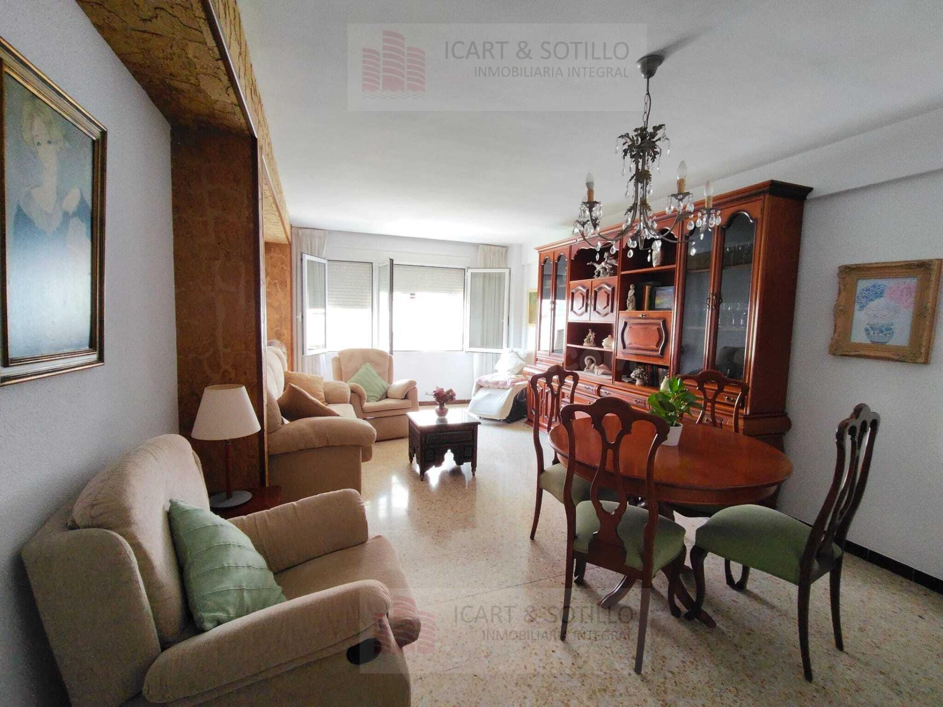 Amplia vivienda céntrica con ascensor, 4 dormitorios y gran luminosidad