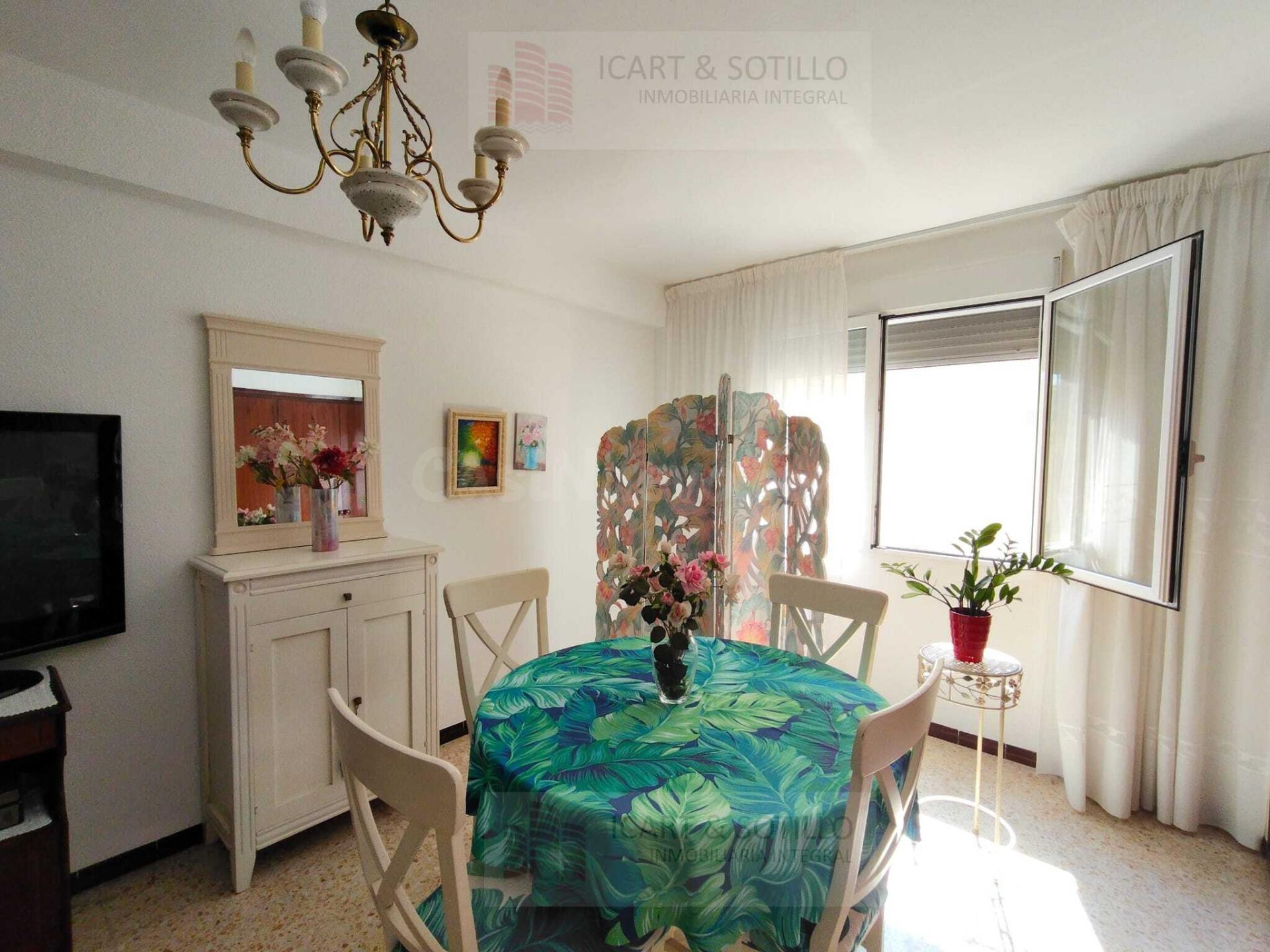 Amplia vivienda céntrica con ascensor, 4 dormitorios y gran  - foto 2