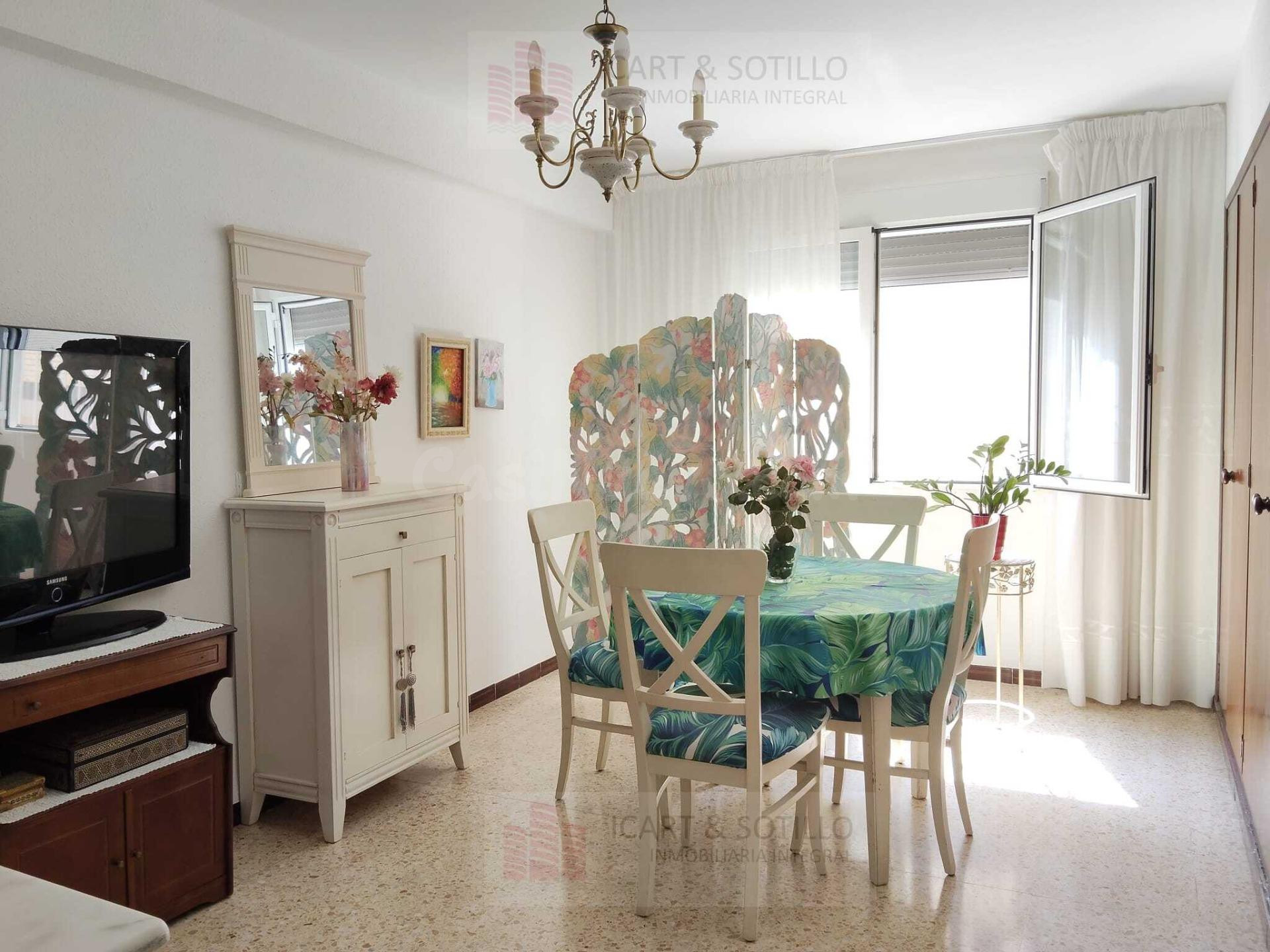 Amplia vivienda céntrica con ascensor, 4 dormitorios y gran  - foto 3