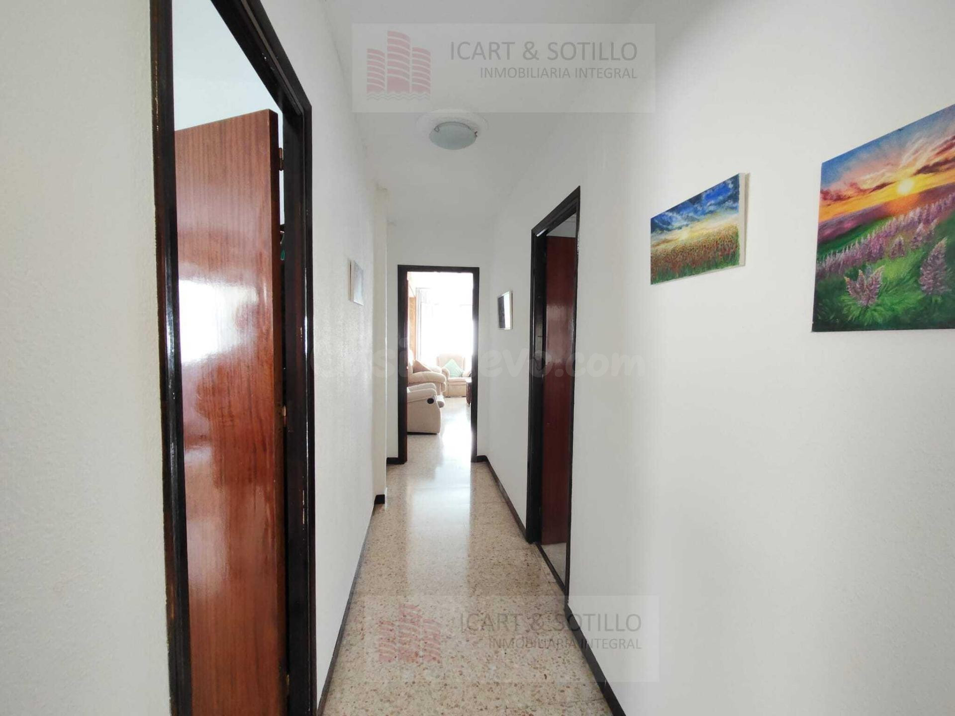 Amplia vivienda céntrica con ascensor, 4 dormitorios y gran  - foto 4