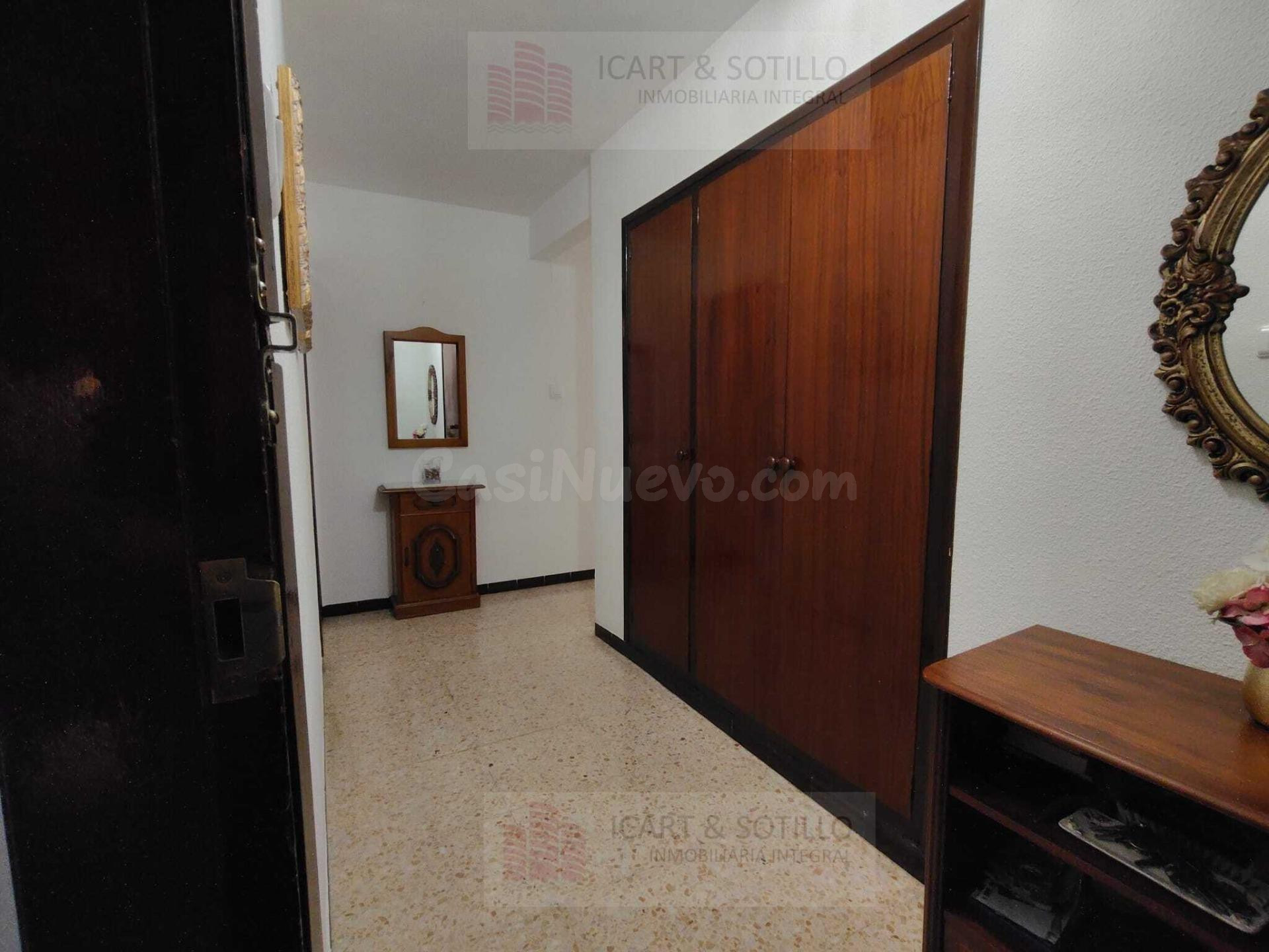 Amplia vivienda céntrica con ascensor, 4 dormitorios y gran  - foto 5
