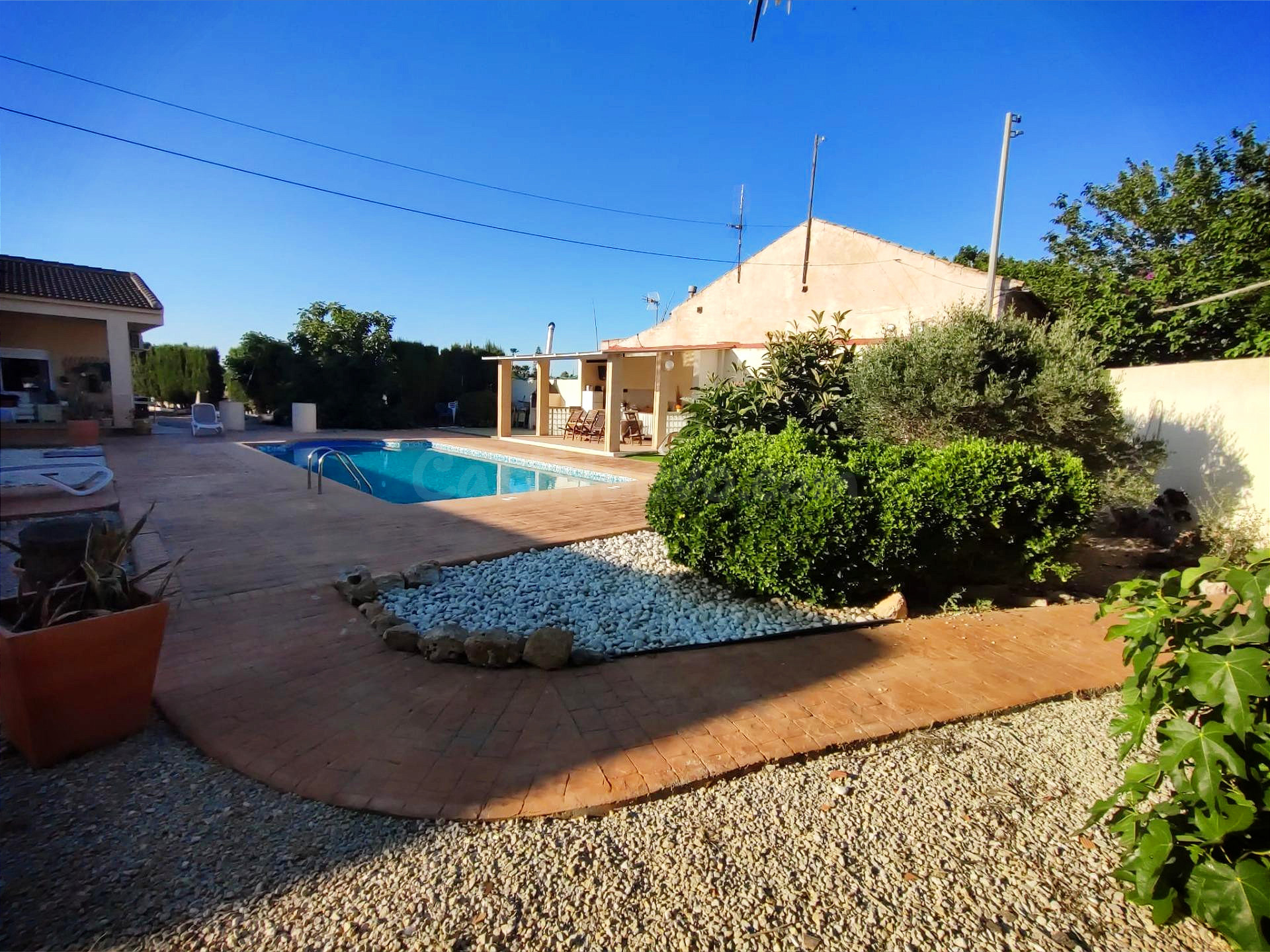 EXCLUSIVO CHALET INDEPENDIENTE CON GRAN PARCELA EN ALMORADI - foto 2