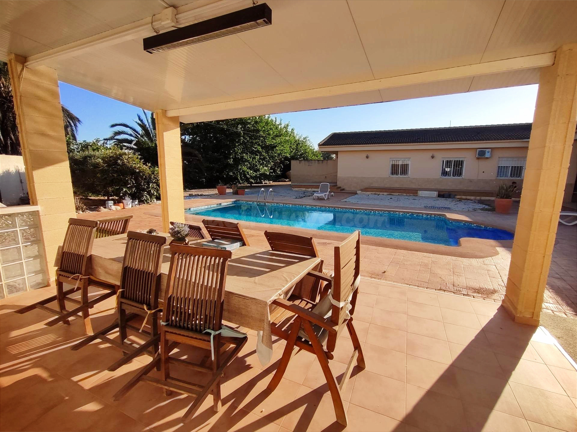 EXCLUSIVO CHALET INDEPENDIENTE CON GRAN PARCELA EN ALMORADI - foto 3