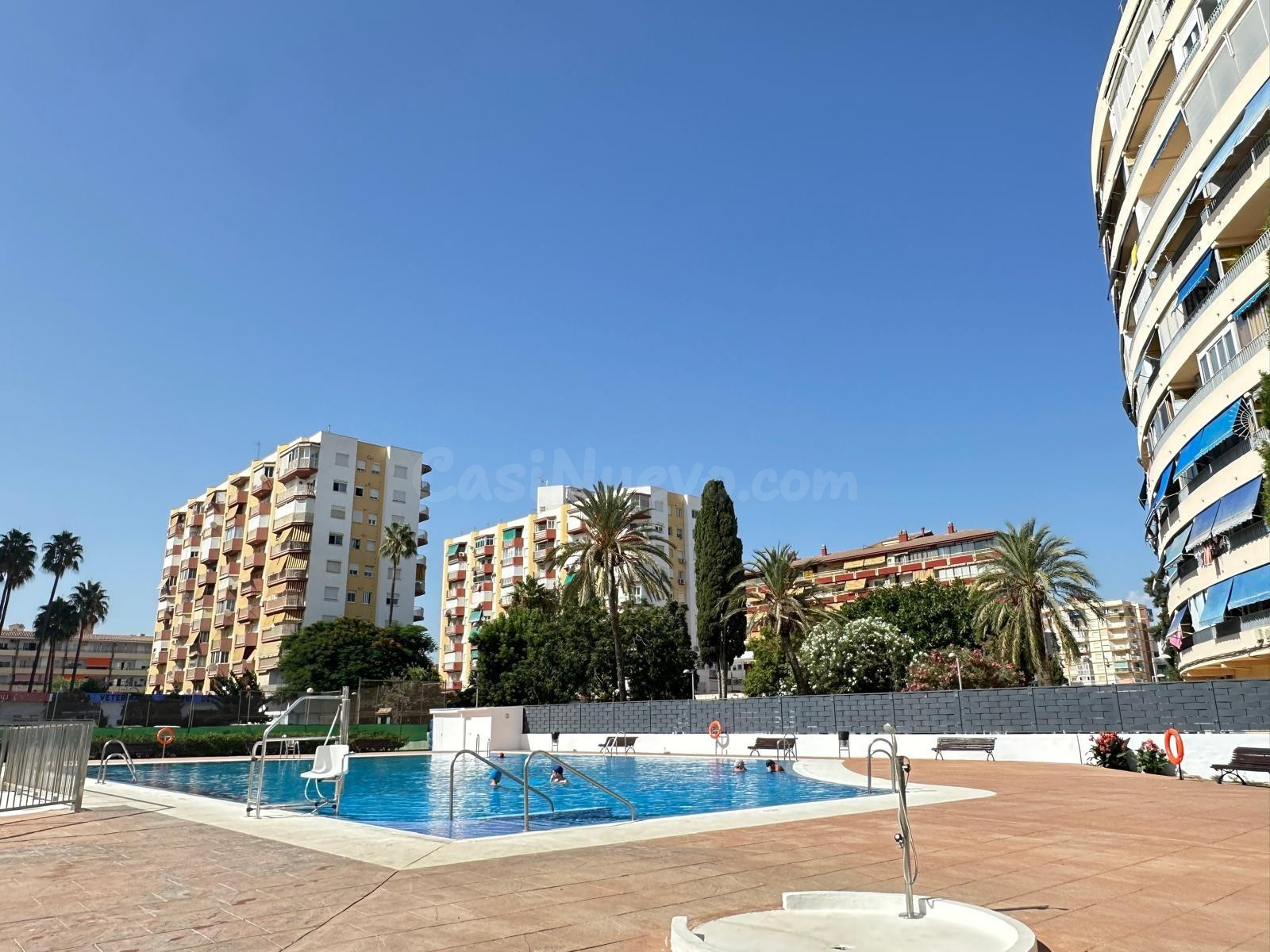 Piso de 2 dormitorios con terraza, piscina y tenis junto al mar en Torre del Mar, Málaga