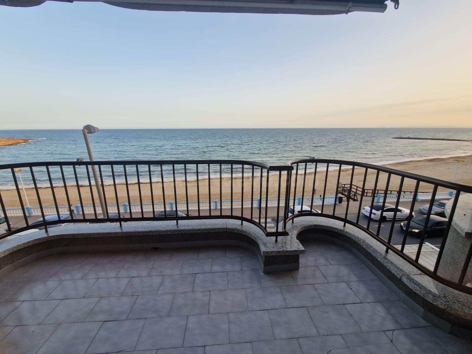 APARTAMENTO DE 3 DORMITORIOS EN 1ª LÍNEA, PLAYA DE LOS LOCOS - foto 2