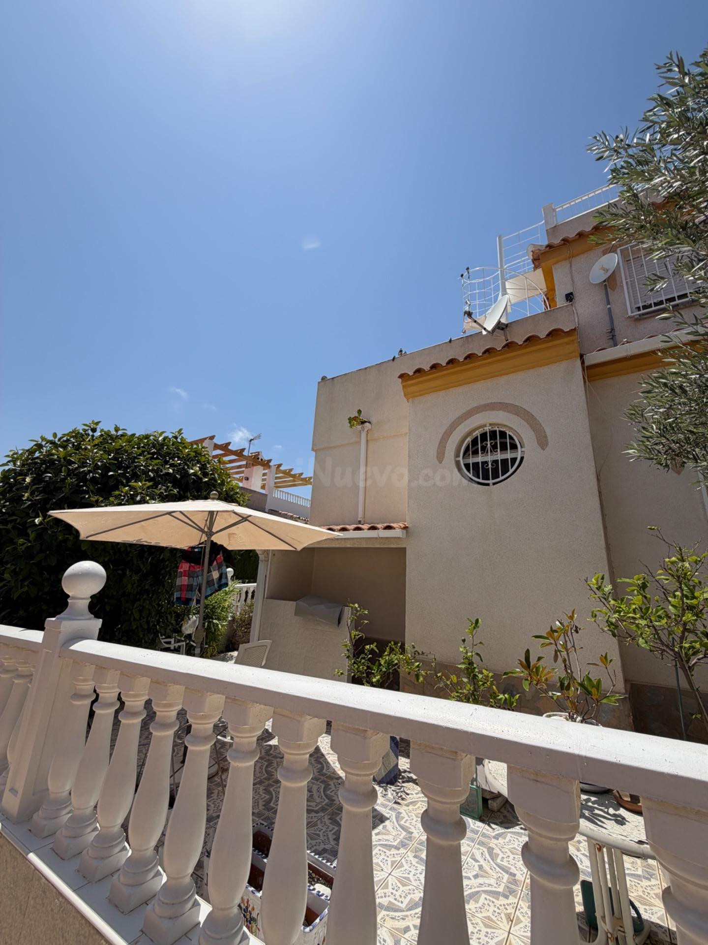 Chalet Esquina con Vistas al Mar, Amplia Parcela y Gran Potencial – ¡Solo 186.300 €!