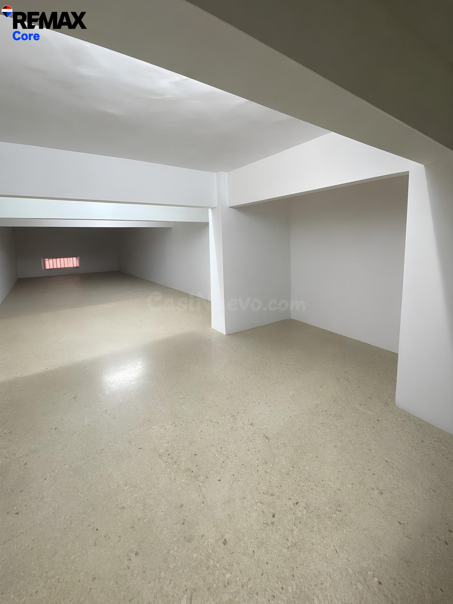 Gran Local Comercial de 180 m2 en Zona Colón (Cáceres) – ¡Pr - foto 2