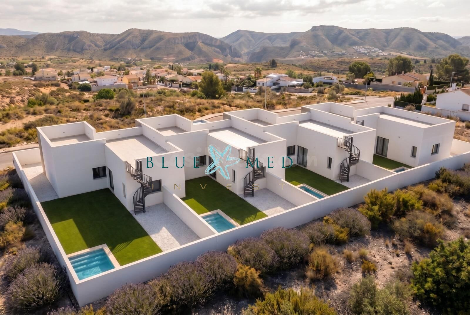 PROMOCIÓN DE 4 VILLAS PAREADAS DE OBRA NUEVA CON PISCINA PRI