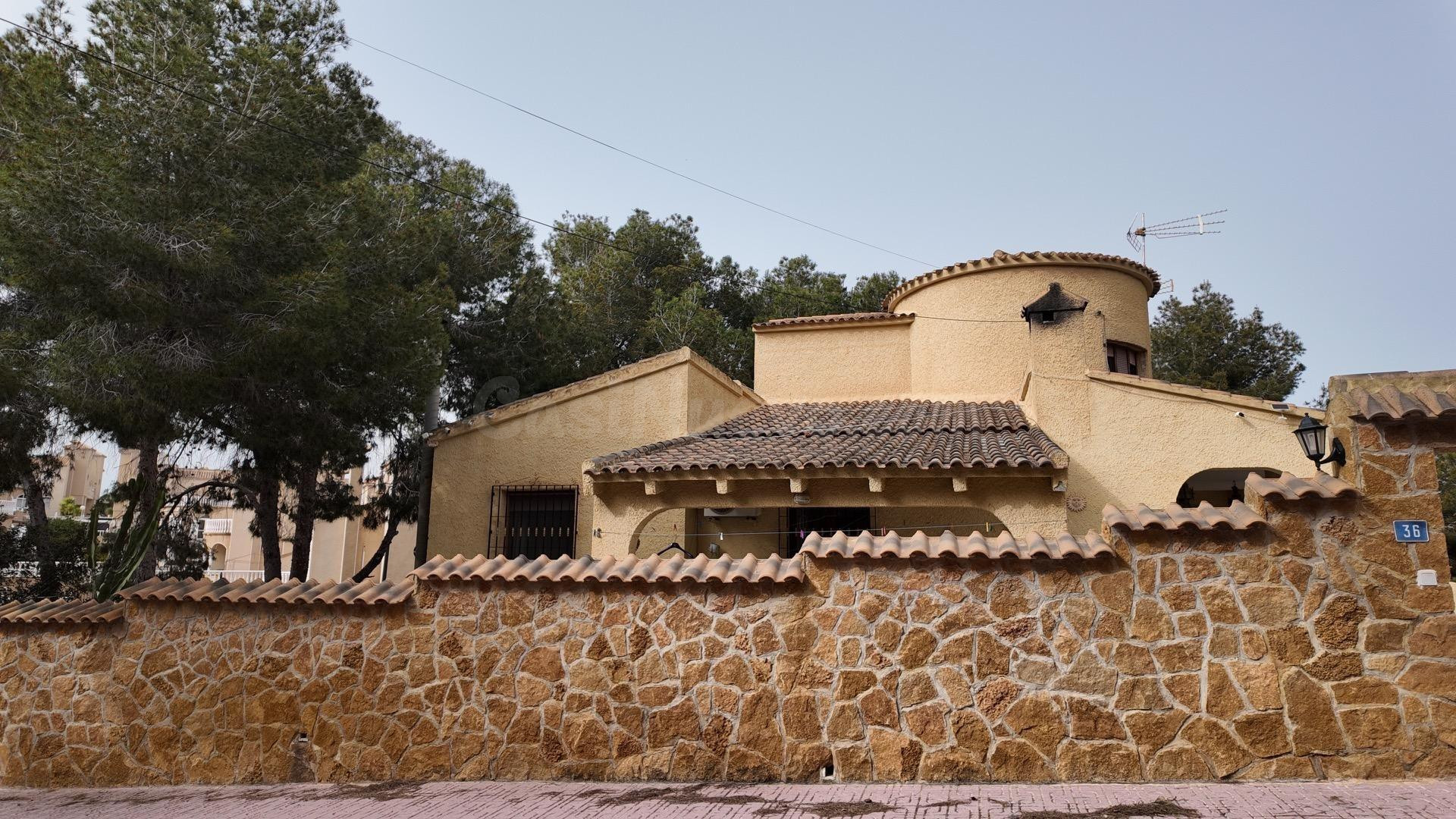 Encantadora Villa Española en el Corazón de Villamartín - ¡T - foto 4