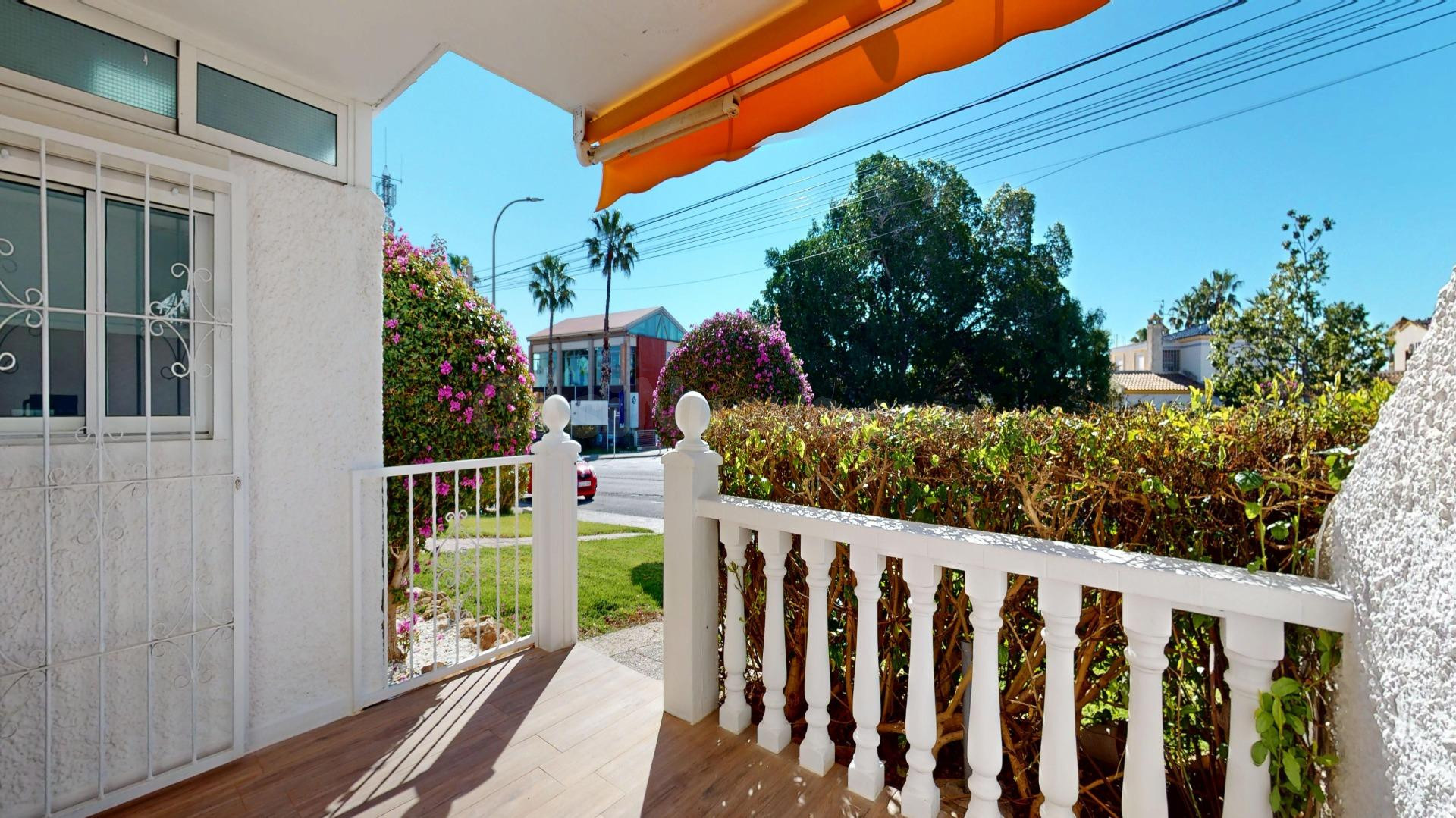 Bungalow totalmente reformado con amplias terrazas privadas | Orihuela Costa - foto 3