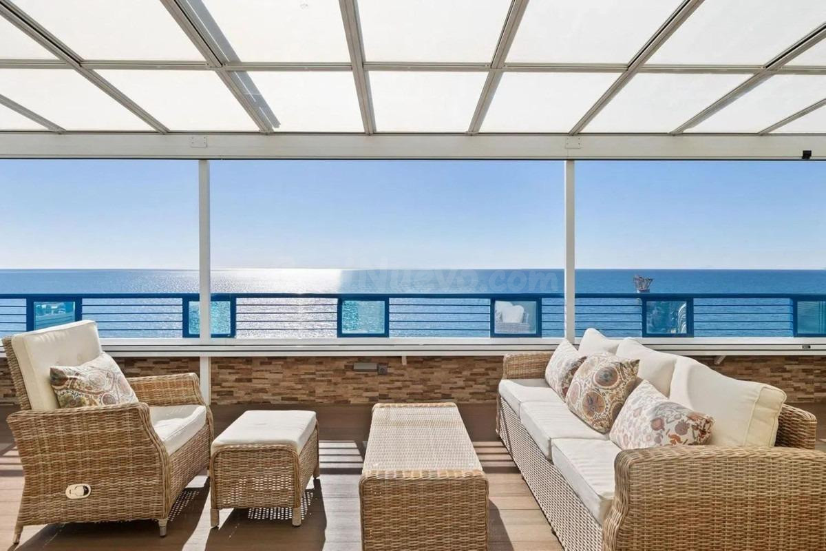 Ático en primera línea de playa de 3 dormitorios y 2 baños - foto 2