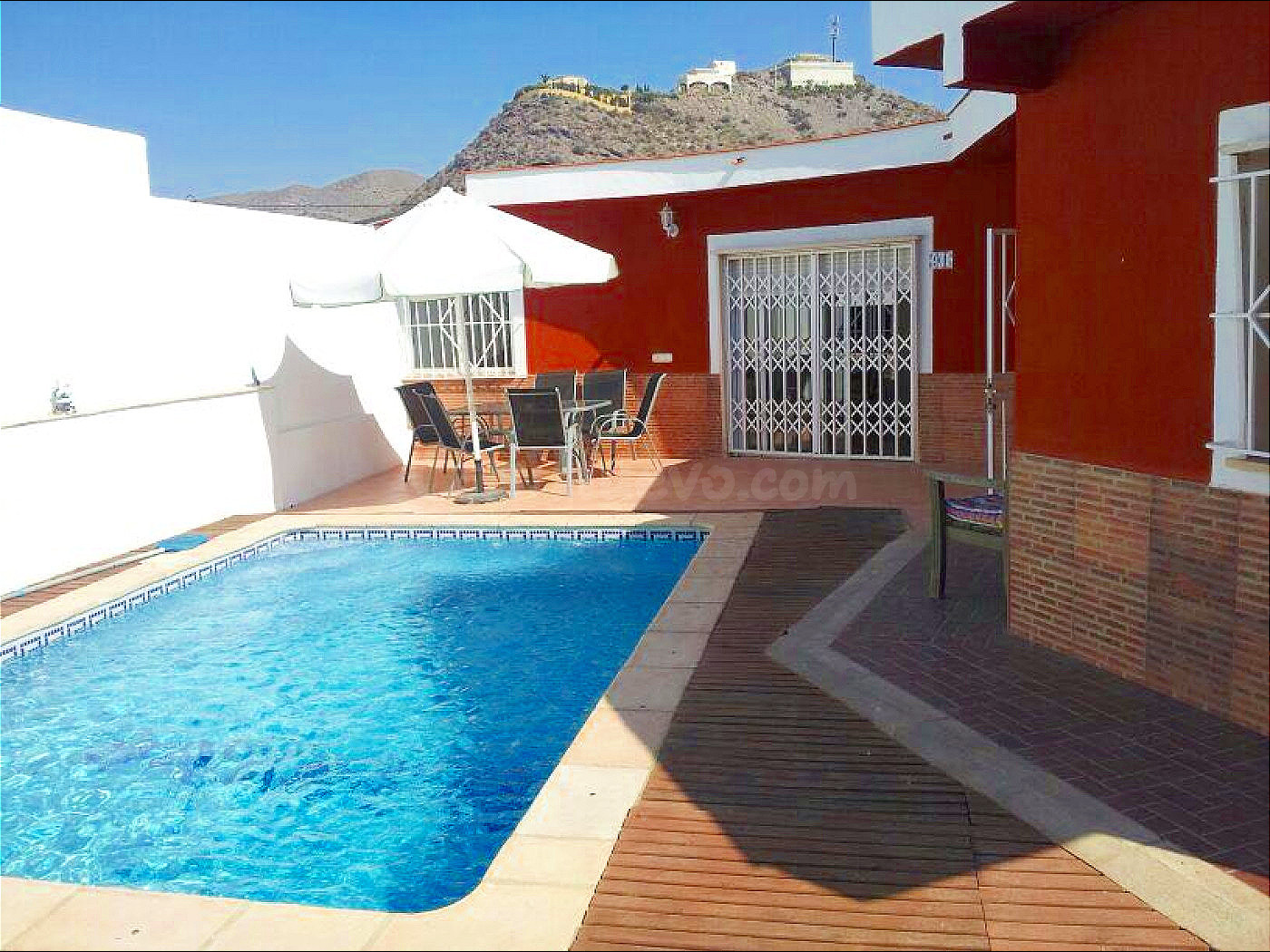 Chalet con dos dormitorios y piscina en Todosol - foto 2