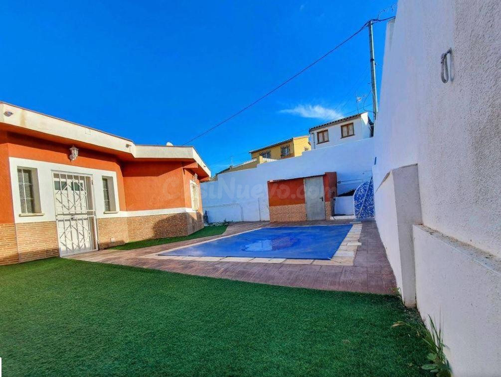Chalet con dos dormitorios y piscina en Todosol - foto 3