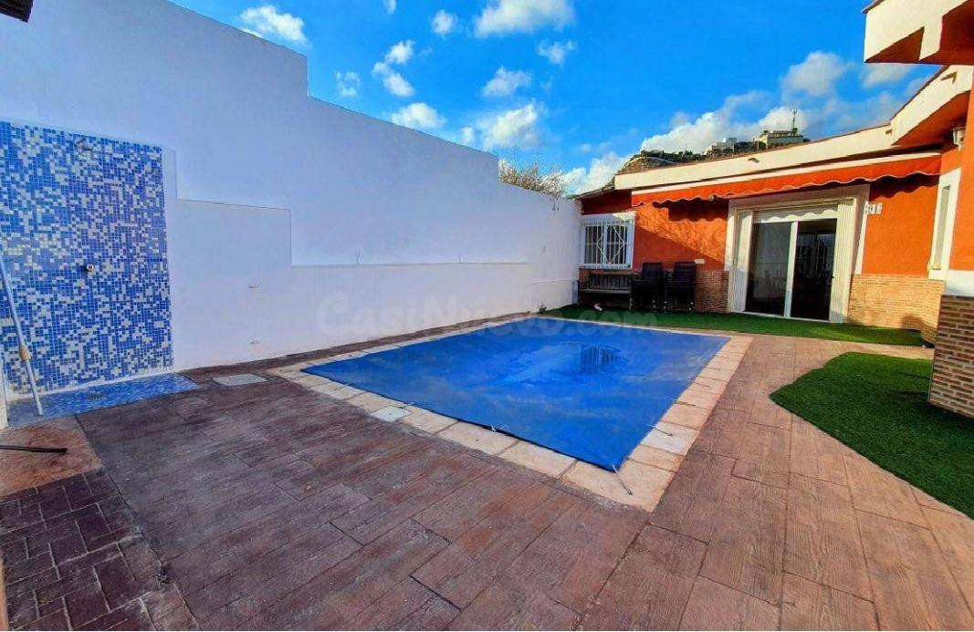 Chalet con dos dormitorios y piscina en Todosol - foto 4