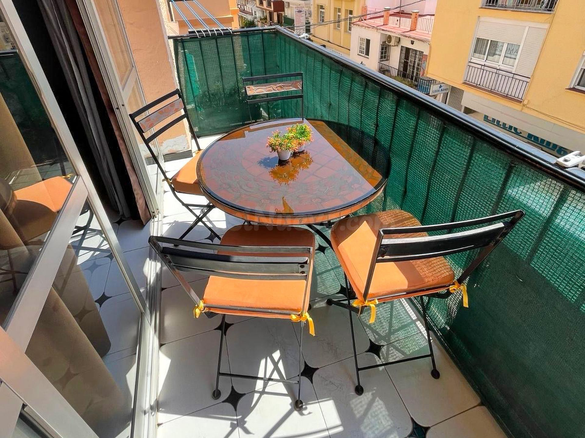 Amplio Apartamento Semireformado en el Corazón de Fuengirola - foto 3