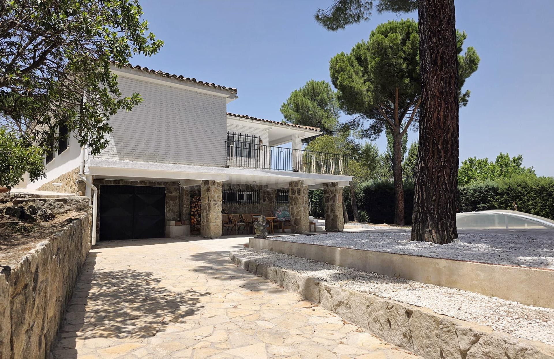 CHALET INDEPENDIENTE CON PISCINA EN VALDEMORILLO