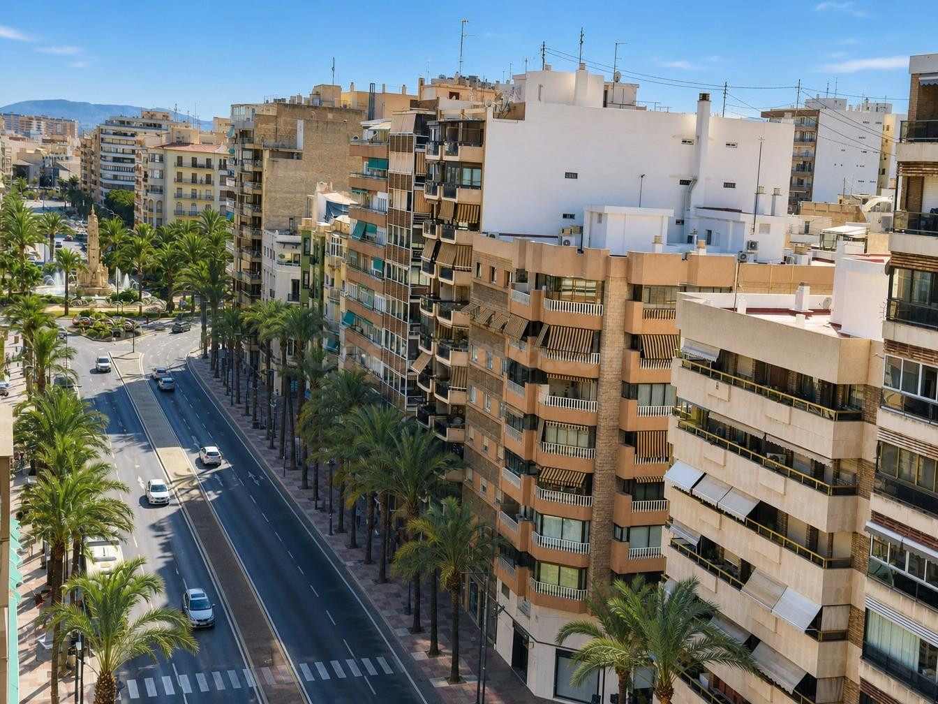 Piso céntrico con plaza de garaje y vistas panorámicas en Al - foto 3