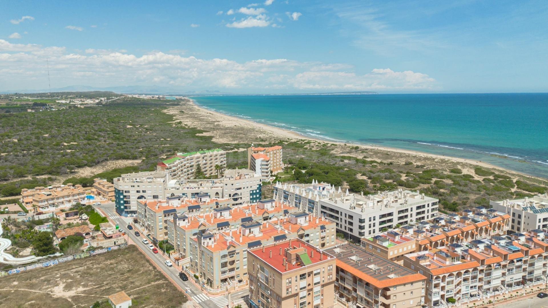 Apartamento con vistas al mar a solo 200 metros de la playa  - foto 3