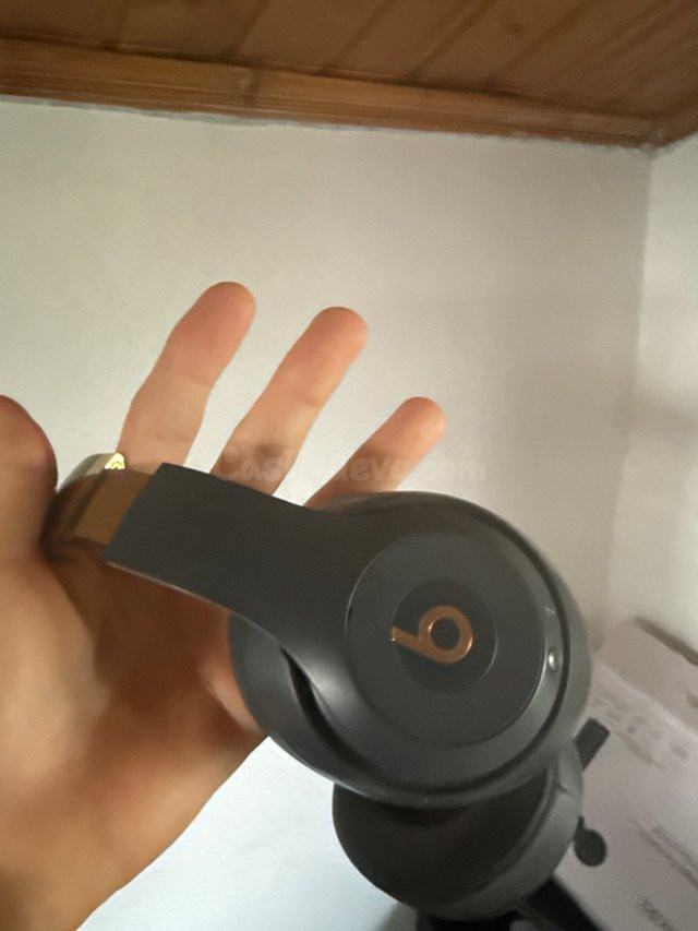 Cascos Inalámbricos Beats Dorados y Grises
