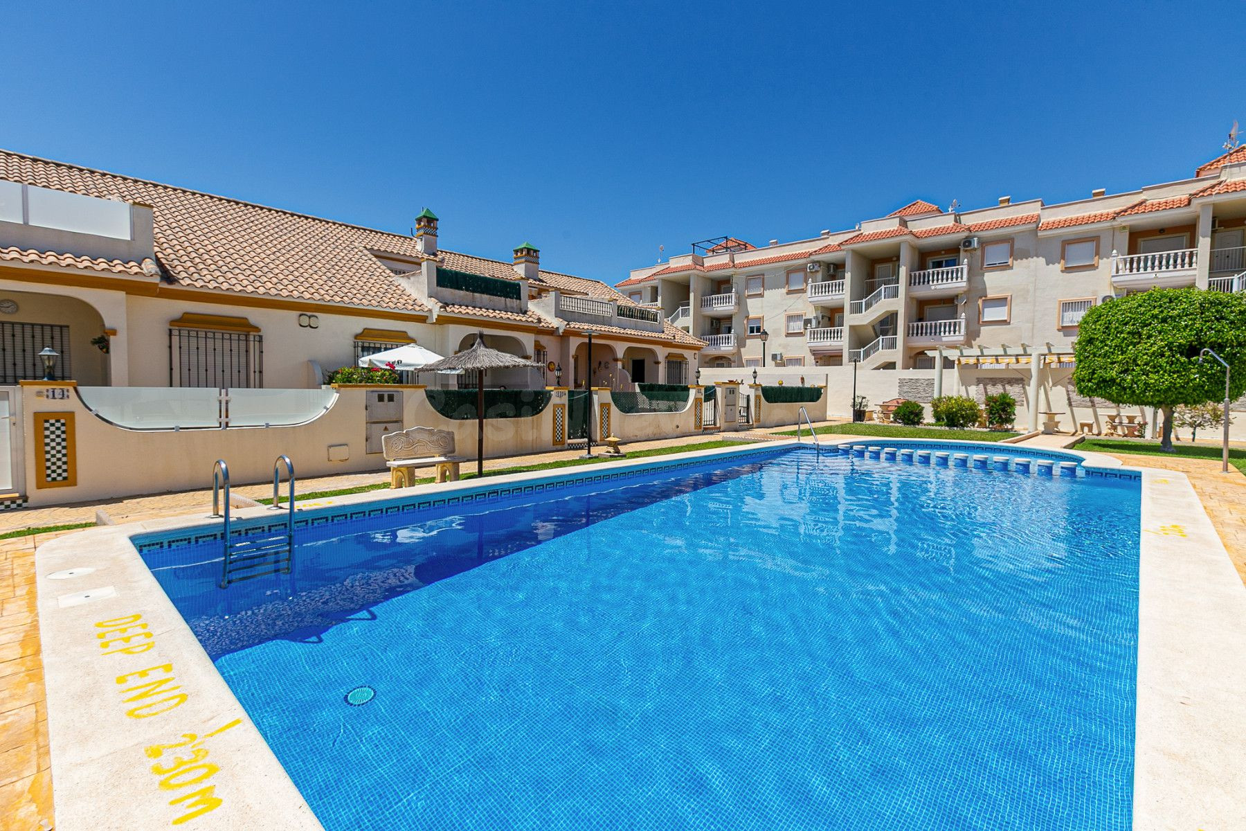 ¡Encantador Adosado en La Zenia - Tu Refugio Mediterráneo! - foto 2